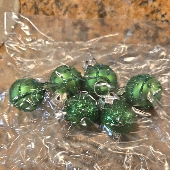 Elegant Green Glass Holiday Tree Decoration - Picture 4 of 6